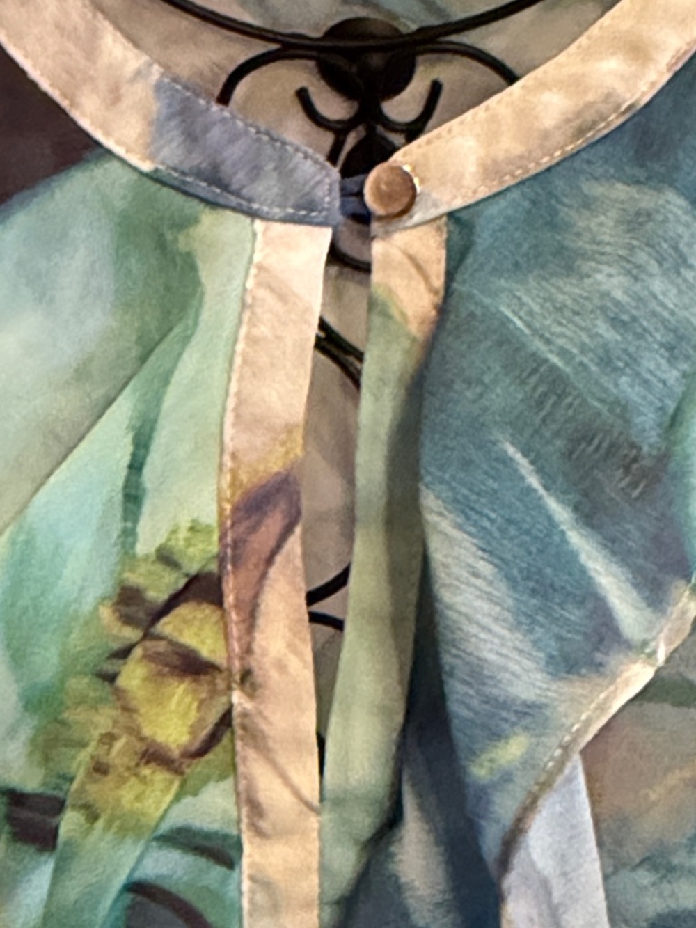 🚙🚙🚙BOGOHO🚙🚙🚙Liz Claiborne Blue & Green Floral Ruffle Front Blouse-Large - Picture 9 of 11